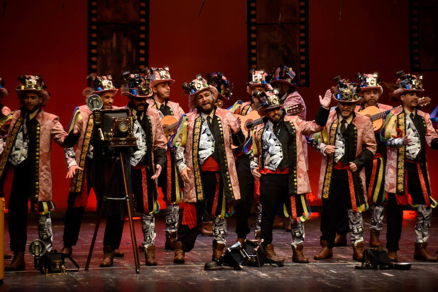 La última noche de preliminares la abrió Marwan con un tipo de fotógrafos al estilo de disfraz de comparsas