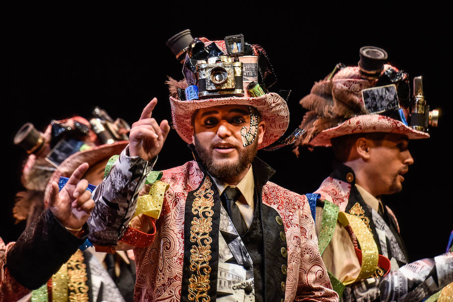 La última noche de preliminares la abrió Marwan con un tipo de fotógrafos al estilo de disfraz de comparsas