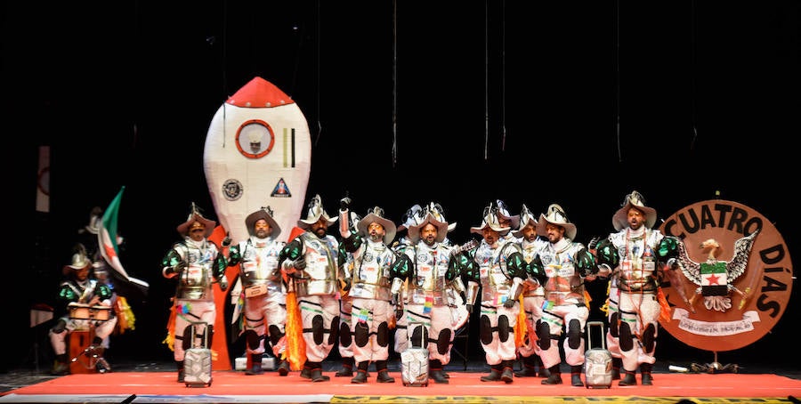 Pa 4 días subieron al escenario disfrazados de conquistadores espaciales