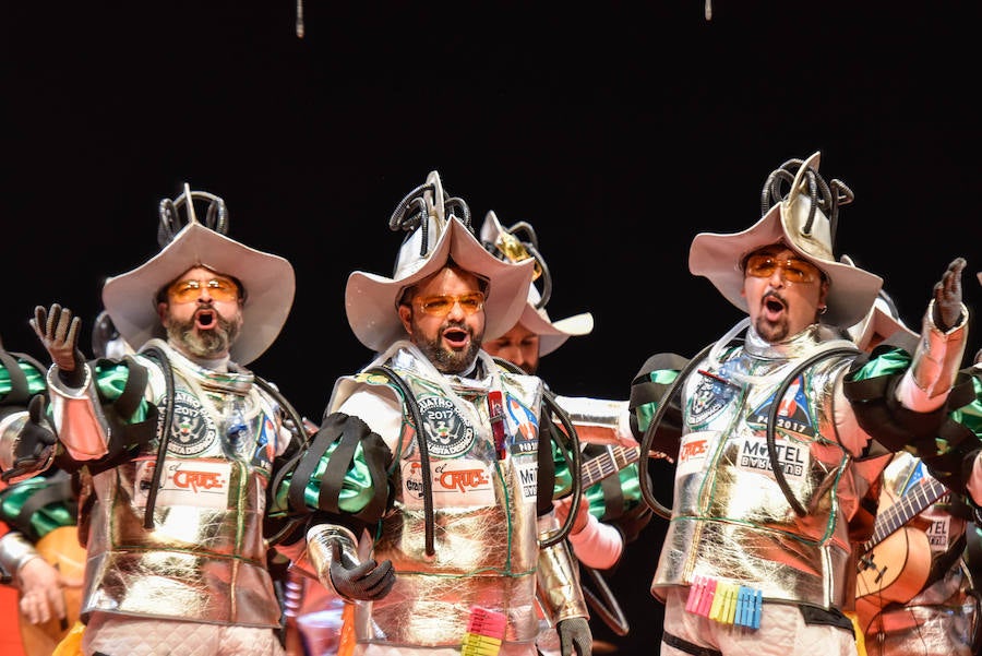 Pa 4 días subieron al escenario disfrazados de conquistadores espaciales