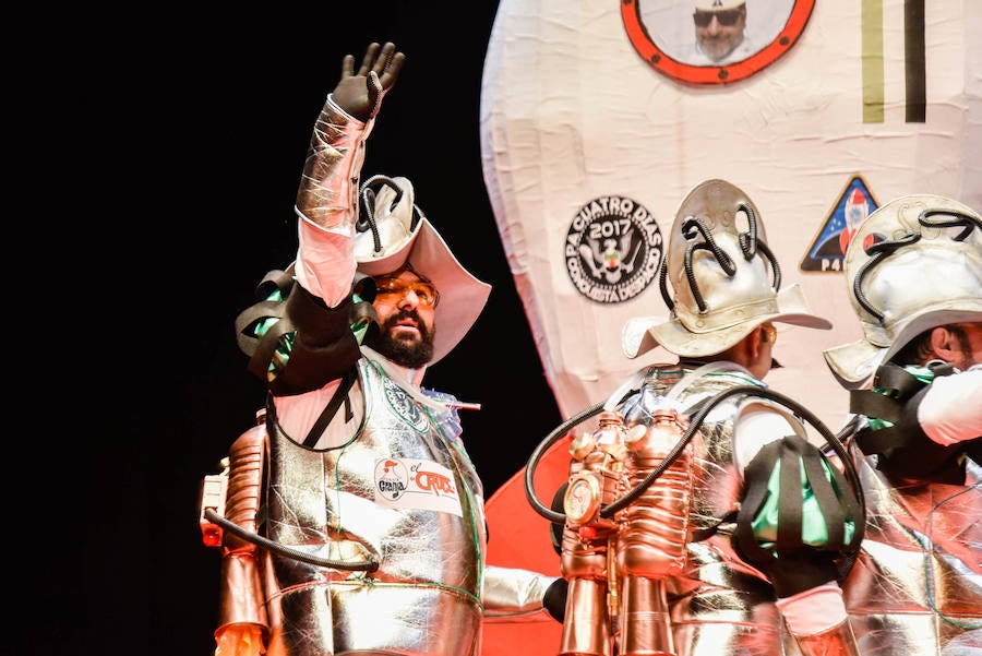 Pa 4 días subieron al escenario disfrazados de conquistadores espaciales