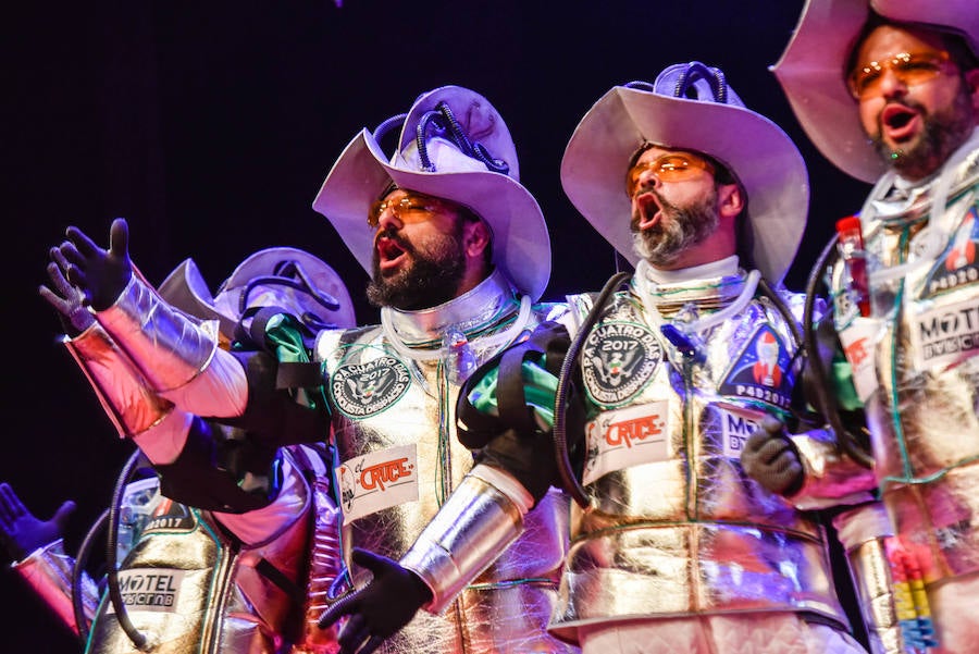 Pa 4 días subieron al escenario disfrazados de conquistadores espaciales