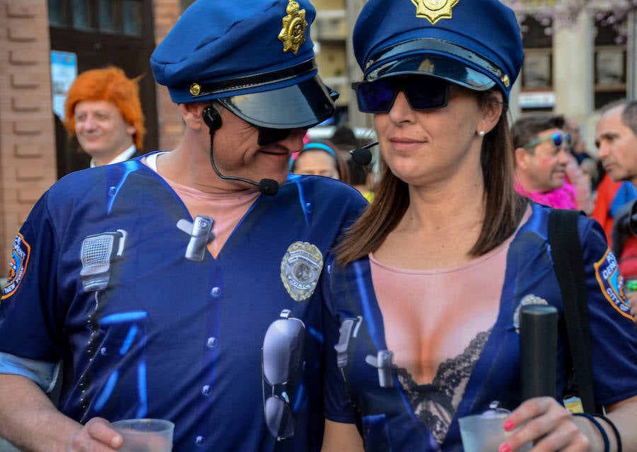 El sol convierte el Carnaval de Día en multitudinario