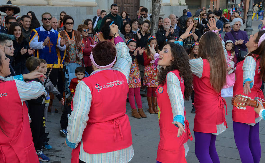 El sol convierte el Carnaval de Día en multitudinario