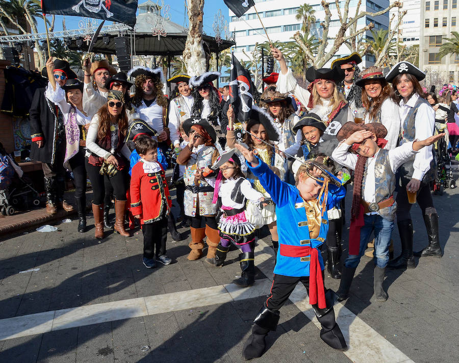 El sol convierte el Carnaval de Día en multitudinario