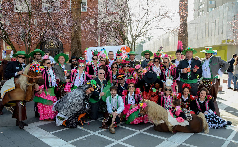 El sol convierte el Carnaval de Día en multitudinario