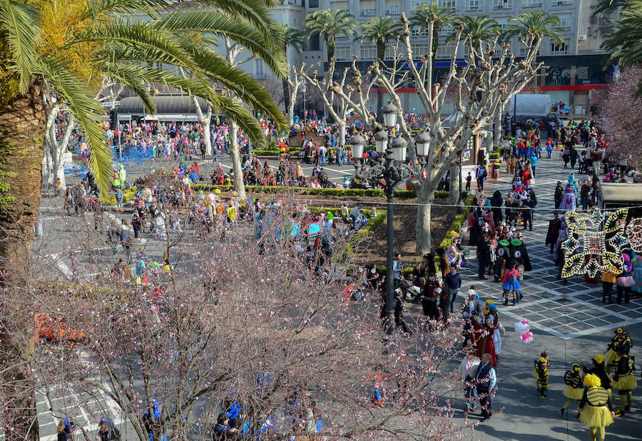 El sol convierte el Carnaval de Día en multitudinario