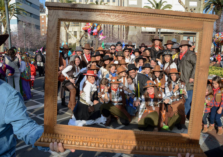 El sol convierte el Carnaval de Día en multitudinario