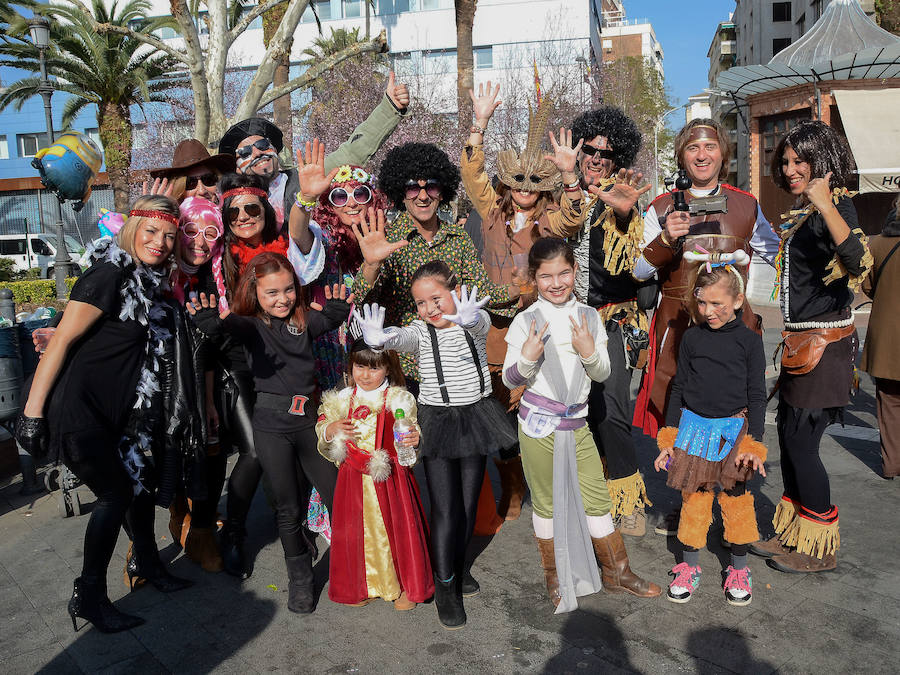 El sol convierte el Carnaval de Día en multitudinario