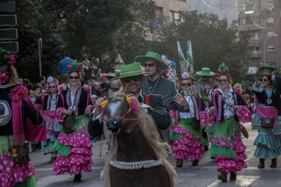 Artefactos y grupos menores ponen el toque de humor en el Gran Desfile de Comparsas