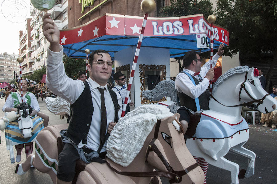 Artefactos y grupos menores ponen el toque de humor en el Gran Desfile de Comparsas