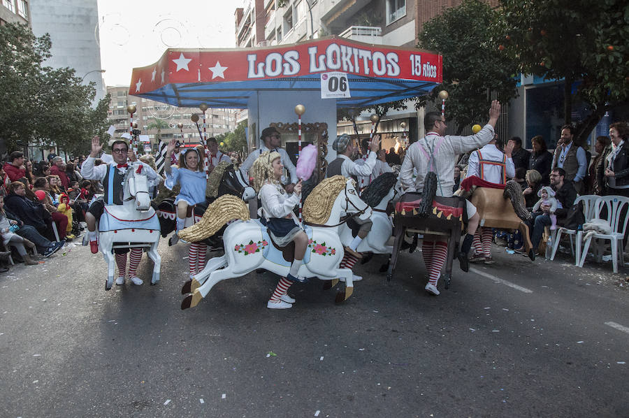 Artefactos y grupos menores ponen el toque de humor en el Gran Desfile de Comparsas