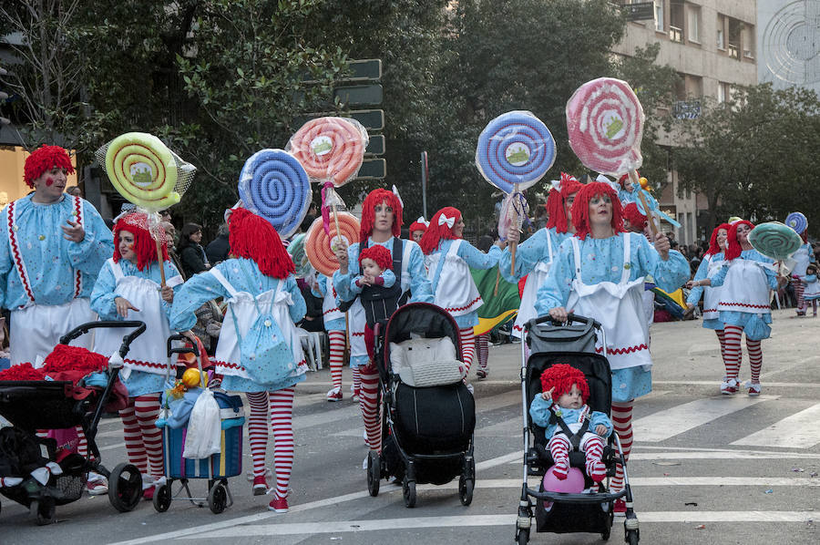 Artefactos y grupos menores ponen el toque de humor en el Gran Desfile de Comparsas