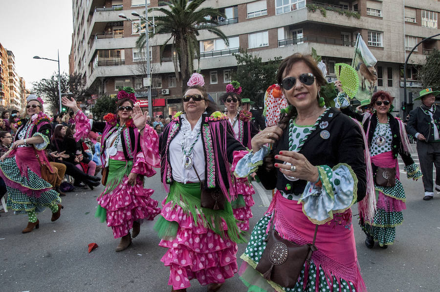 Artefactos y grupos menores ponen el toque de humor en el Gran Desfile de Comparsas