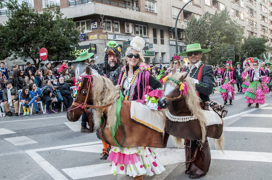 Artefactos y grupos menores ponen el toque de humor en el Gran Desfile de Comparsas