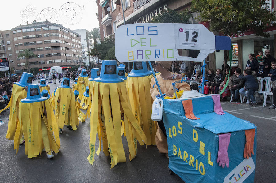 Artefactos y grupos menores ponen el toque de humor en el Gran Desfile de Comparsas