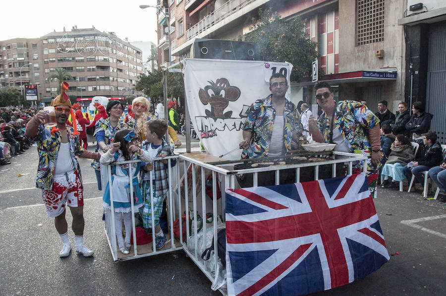 Artefactos y grupos menores ponen el toque de humor en el Gran Desfile de Comparsas