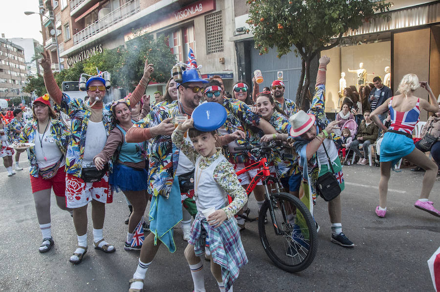 Artefactos y grupos menores ponen el toque de humor en el Gran Desfile de Comparsas