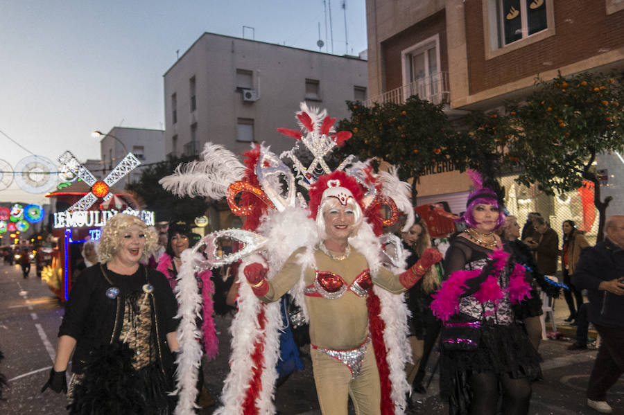 Artefactos y grupos menores ponen el toque de humor en el Gran Desfile de Comparsas