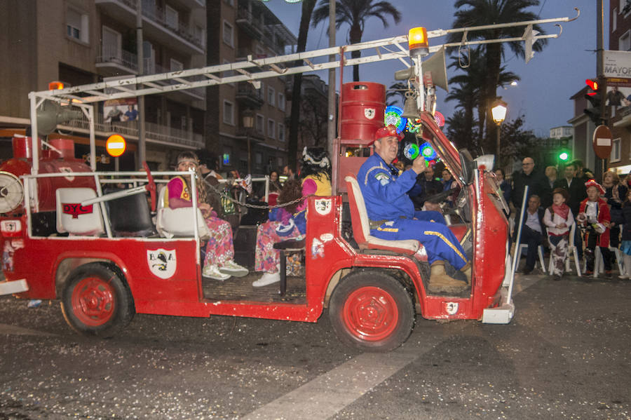 Artefactos y grupos menores ponen el toque de humor en el Gran Desfile de Comparsas