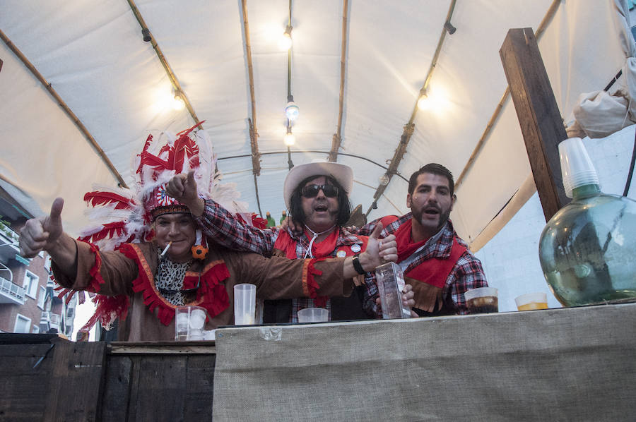 Artefactos y grupos menores ponen el toque de humor en el Gran Desfile de Comparsas