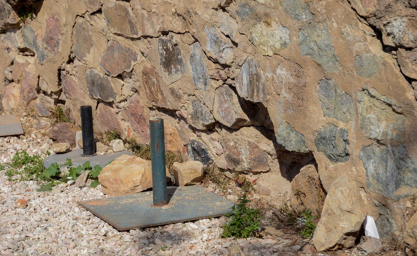 Jueves, 2 de marzo. La muralla de la Alcazaba presenta fisuras en el tramo de la plaza de San José .Fotografías: Casimiro Moreno