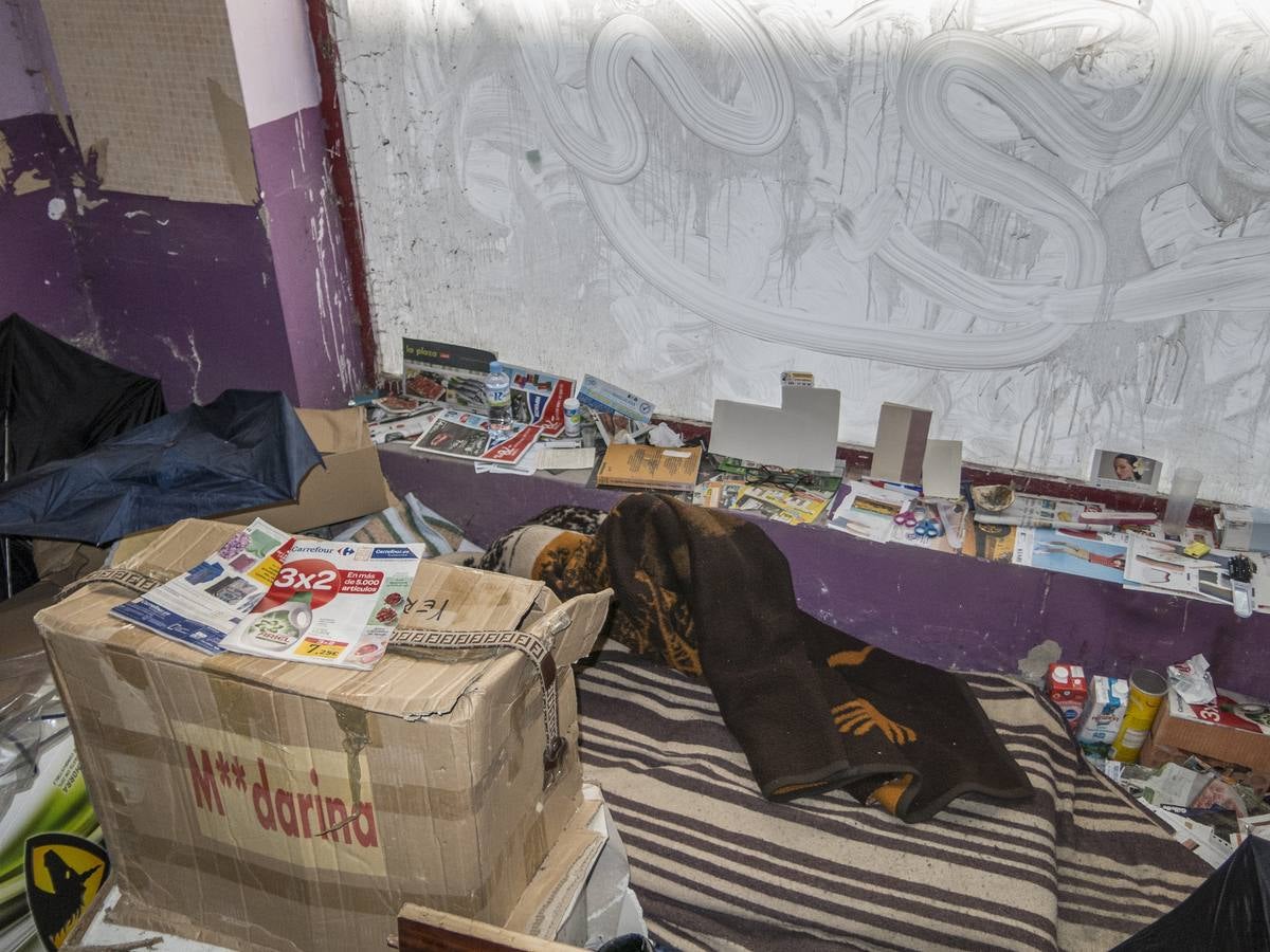 Miércoles, 1 de marzo. El fuego en un local okupado en la calle Vicente García Miranda, de Badajoz, alarma a los vecinos, que piden al Consistorio que tapie los escaparates del inmueble. Fotografías Pakopí.