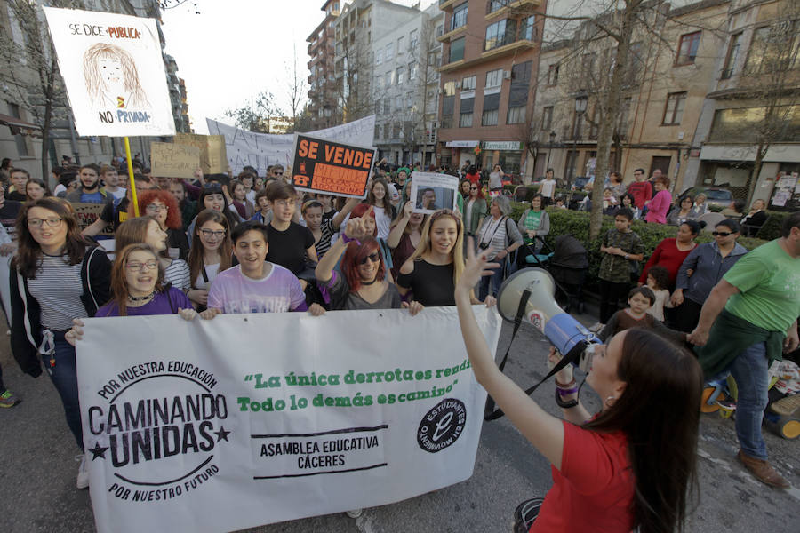Estudiantes, padres y profesores protestan en Cáceres contra la Lomce