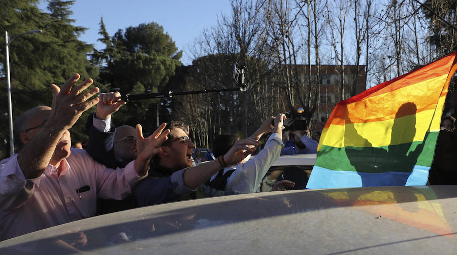Tensión y gritos en la Complutense madrileña tras la llegada del autobús transfóbo