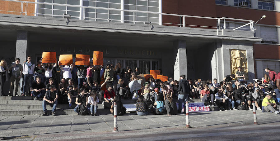 Tensión y gritos en la Complutense madrileña tras la llegada del autobús transfóbo