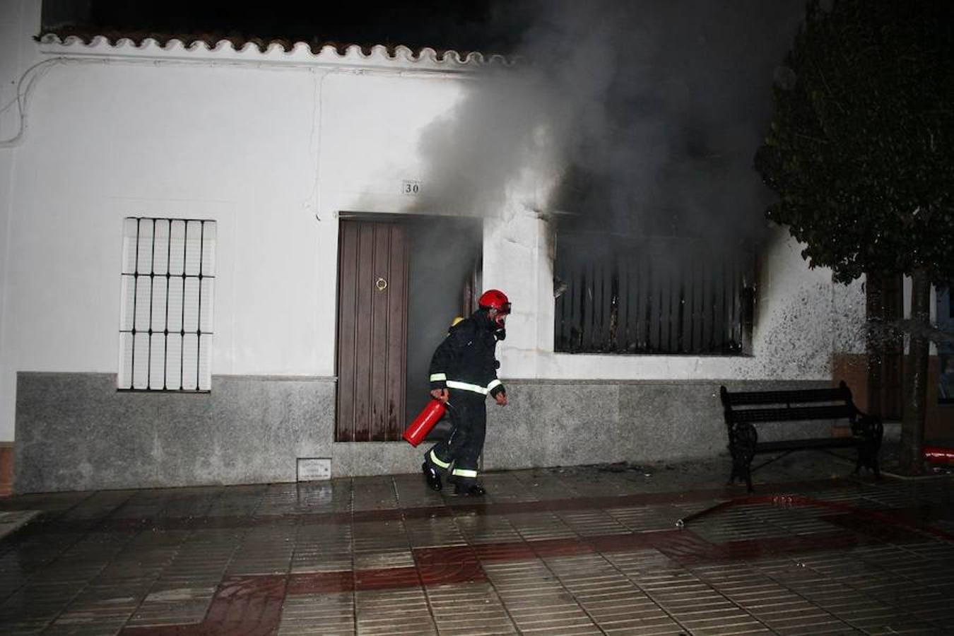 Un hombre logra salir de su casa en llamas en Monesterio