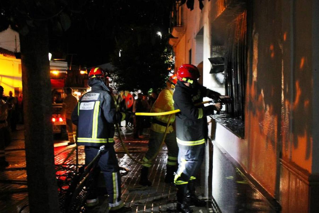 Un hombre logra salir de su casa en llamas en Monesterio