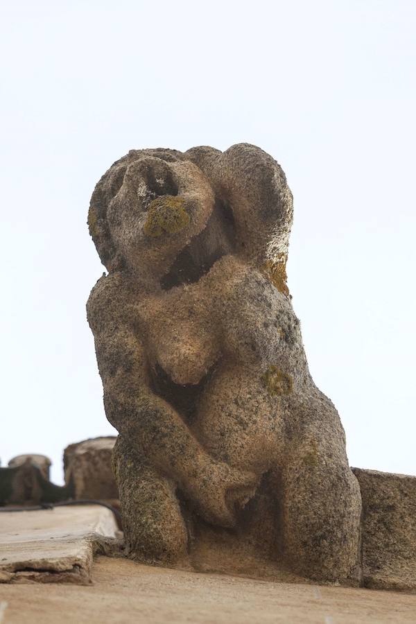 Gárgola de mujer masturbándose en el Palacio de la Isla