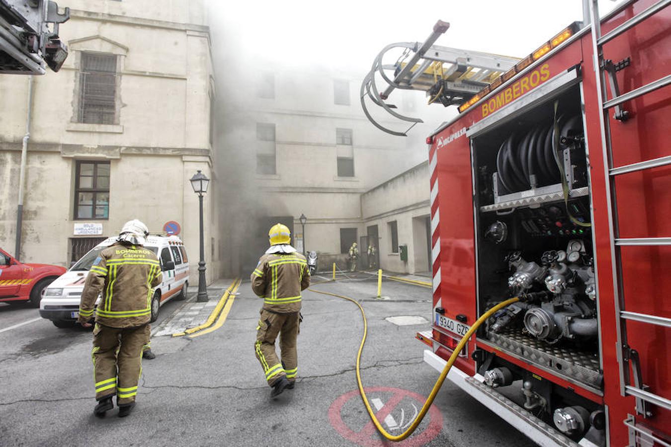 Los bomberos sofocan el incendio del hospital Virgen de la Montaña en Cáceres