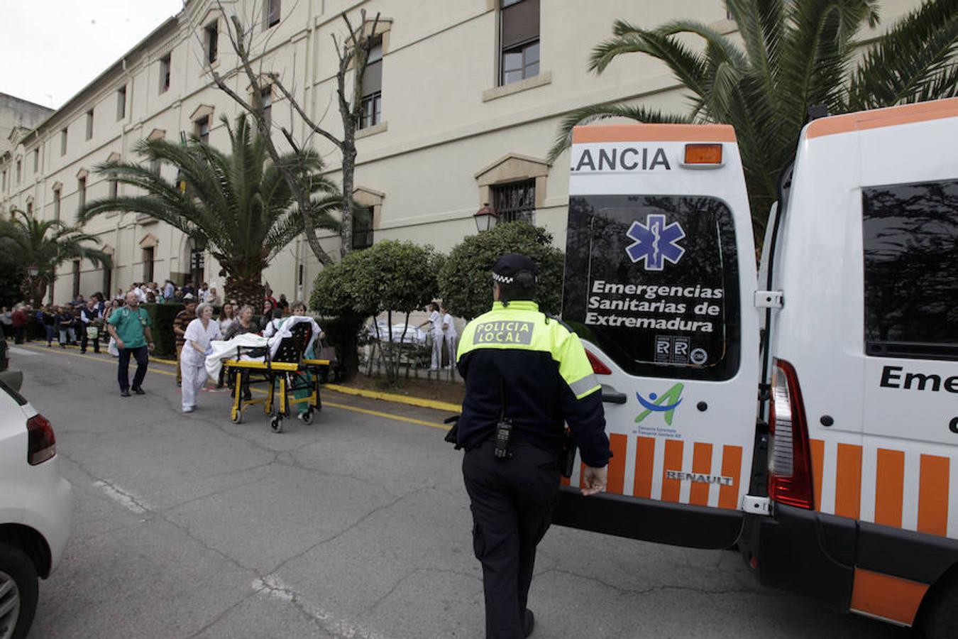 Los bomberos sofocan el incendio del hospital Virgen de la Montaña en Cáceres