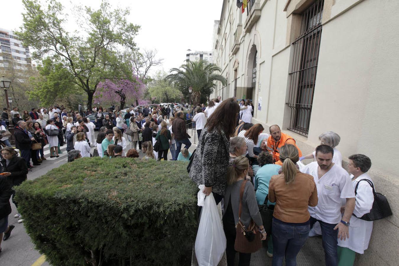 Los bomberos sofocan el incendio del hospital Virgen de la Montaña en Cáceres