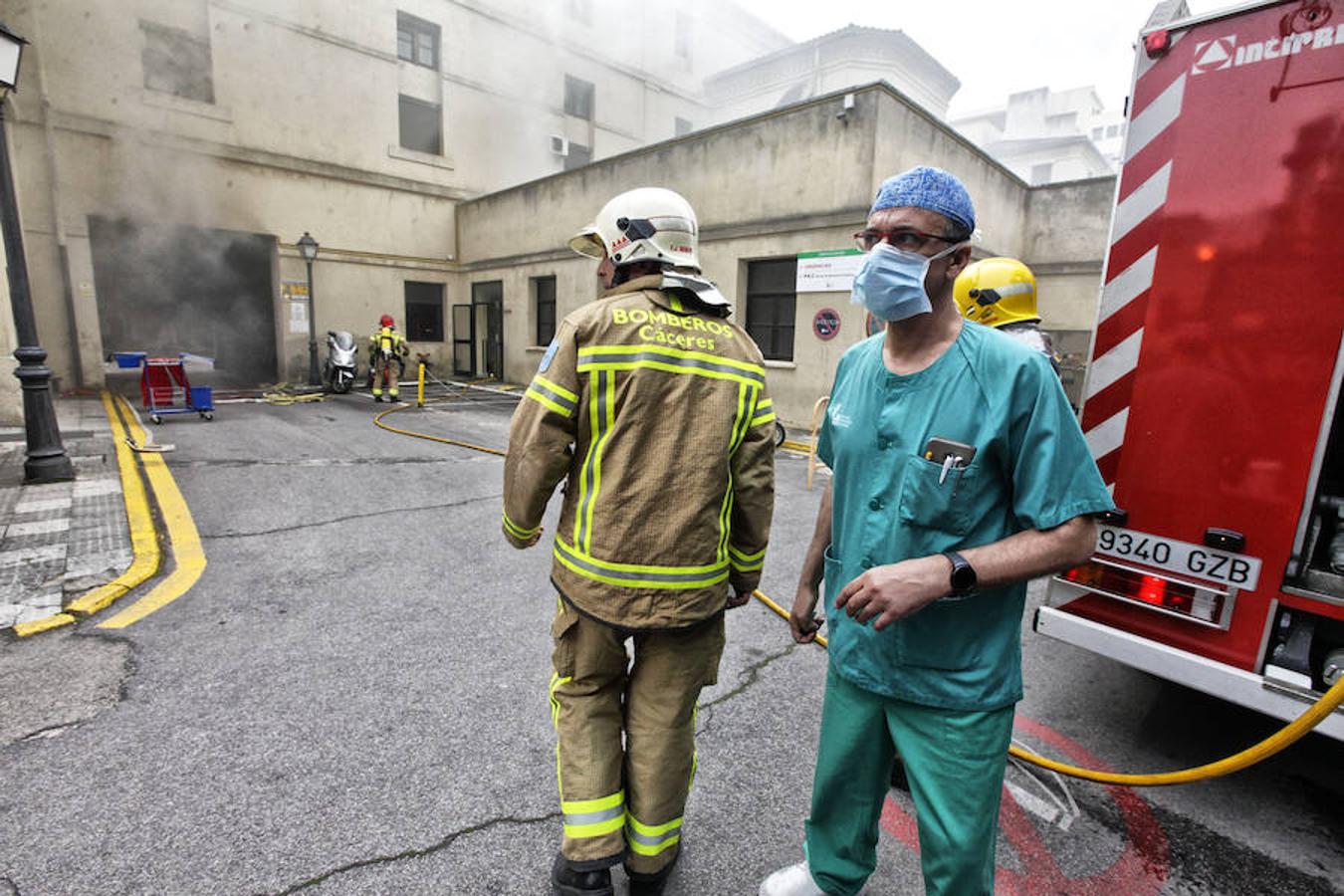 Los bomberos sofocan el incendio del hospital Virgen de la Montaña en Cáceres