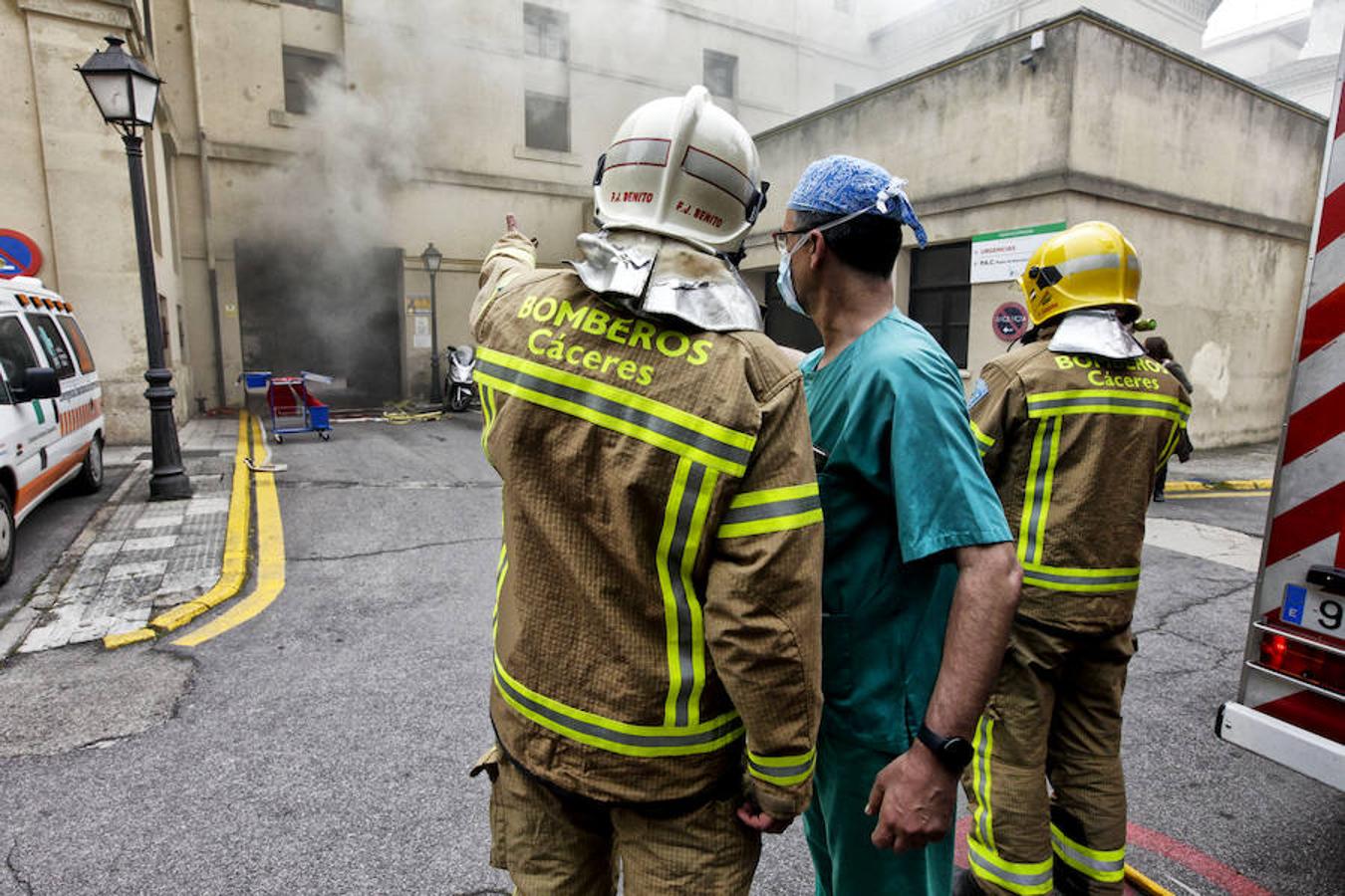 Los bomberos sofocan el incendio del hospital Virgen de la Montaña en Cáceres