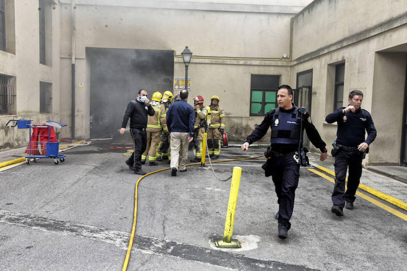 Los bomberos sofocan el incendio del hospital Virgen de la Montaña en Cáceres