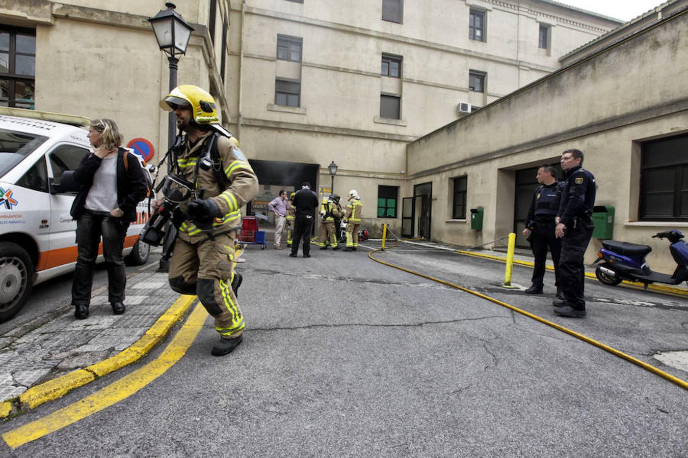 Los bomberos sofocan el incendio del hospital Virgen de la Montaña en Cáceres