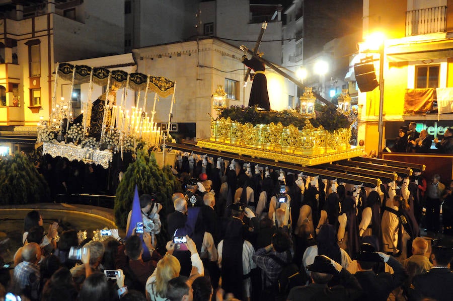 La Cofradía de las Tres Caídas procesiona por el Puente Romano