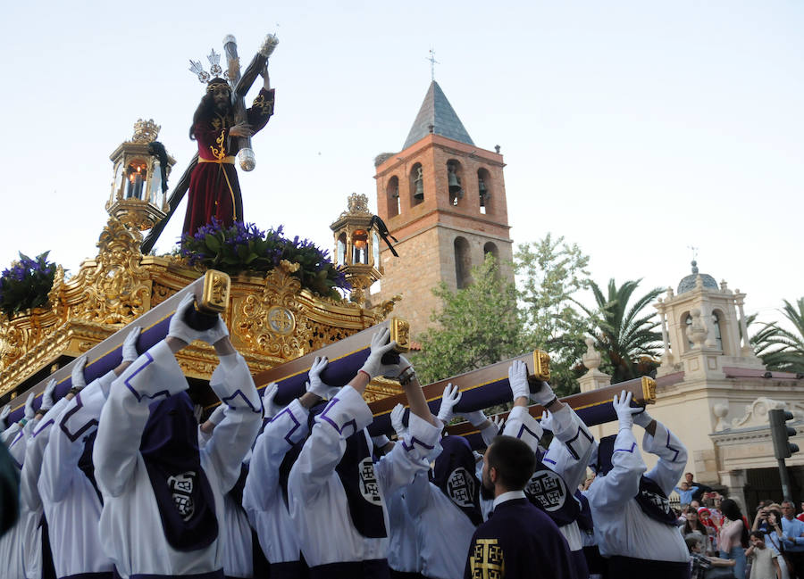 La Cofradía de las Tres Caídas procesiona por el Puente Romano