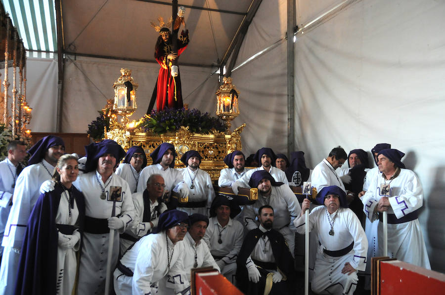 La Cofradía de las Tres Caídas procesiona por el Puente Romano