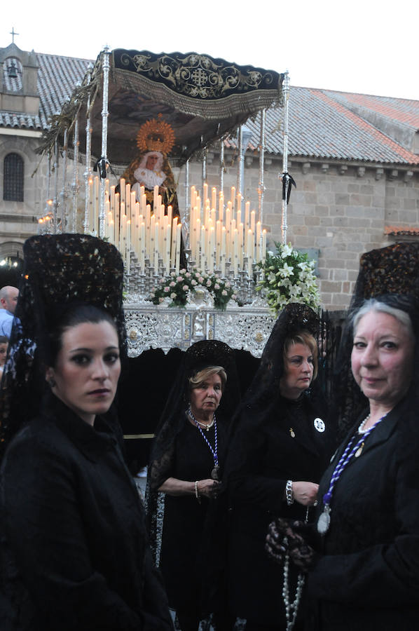 La Cofradía de las Tres Caídas procesiona por el Puente Romano