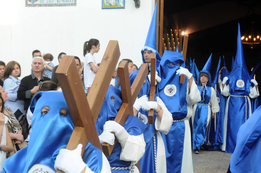 La Cofradía de las Tres Caídas procesiona por el Puente Romano