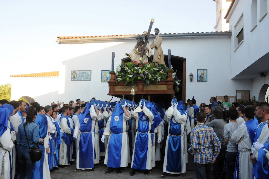 La Cofradía de las Tres Caídas procesiona por el Puente Romano