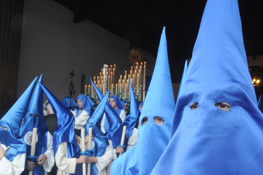 La Cofradía de las Tres Caídas procesiona por el Puente Romano