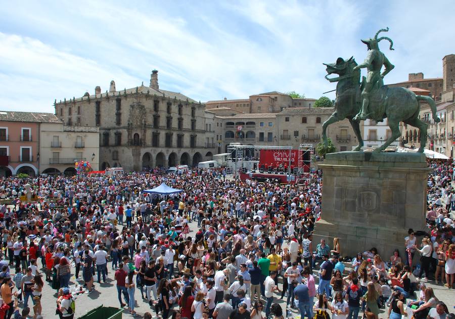 Alegría y colorido en un soleado Chíviri