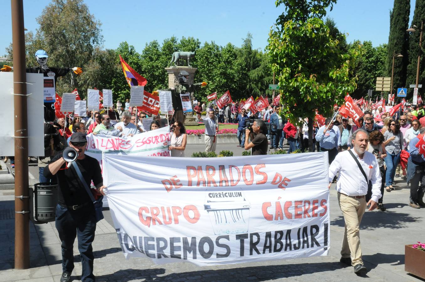 Lunes, 1 de mayo. La corrupción, el ninguneo y la exigencia de un tren digno para la región marcan las manifestaciones del primero de mayo en Extremadura. Fotografías: Brígido.