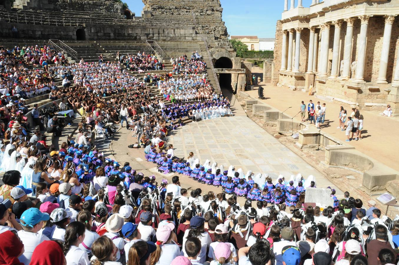 Miércoles, 3 de mayo. Finaliza el programa 'La Escuela adopta un monumento' con la representación teatral de 'Tras la esperanza dorada' por parte de 400 alumnos. Fotografías: Brígido.